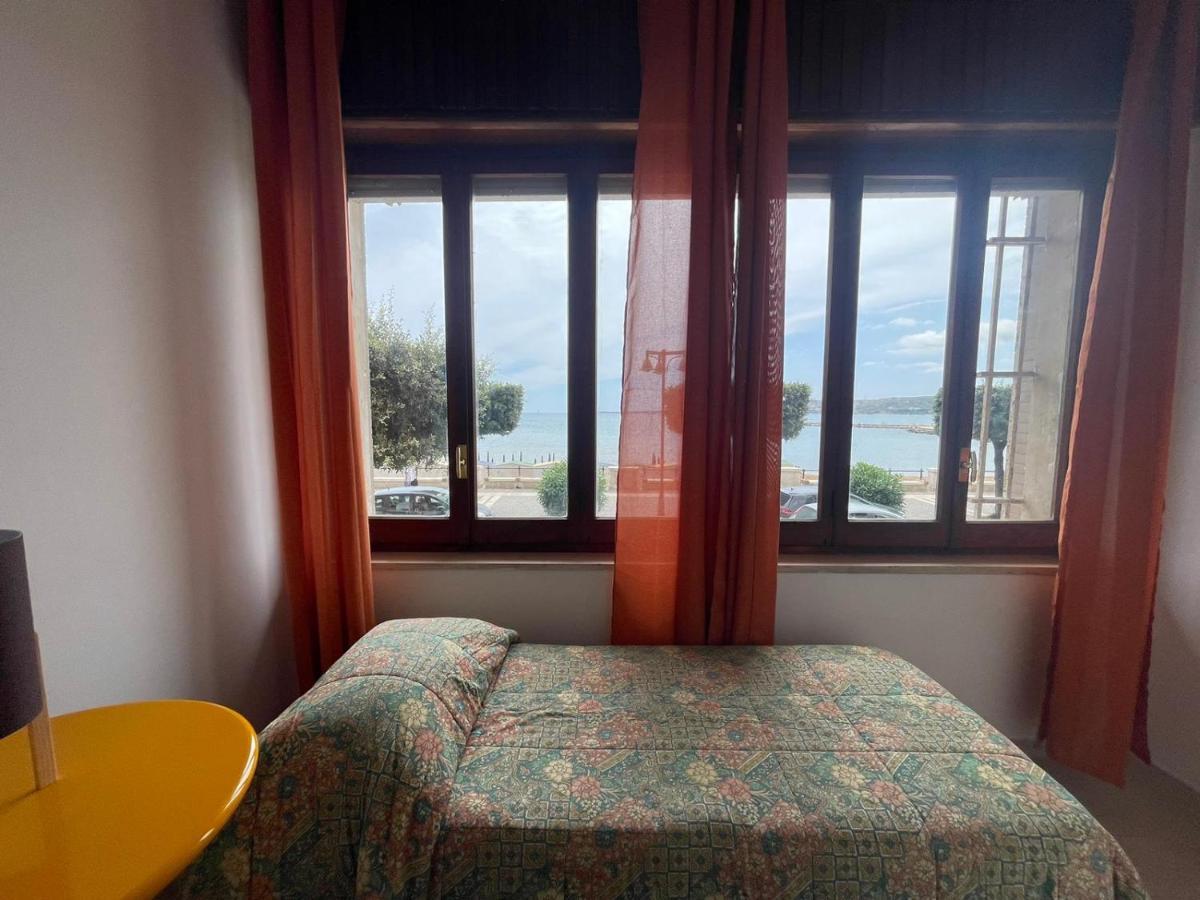 La Finestra Sul Mare B&B Crotone Exterior photo